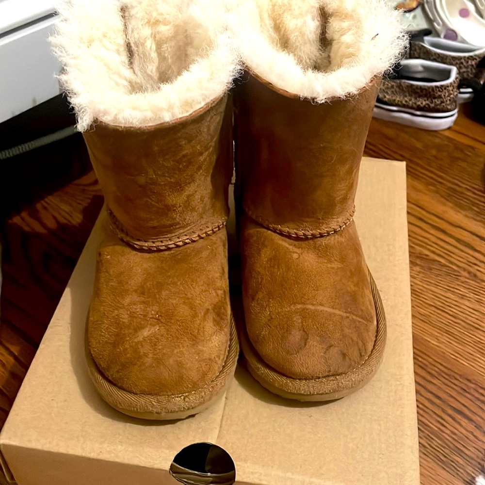 UGG Bailey bow size 6 brown